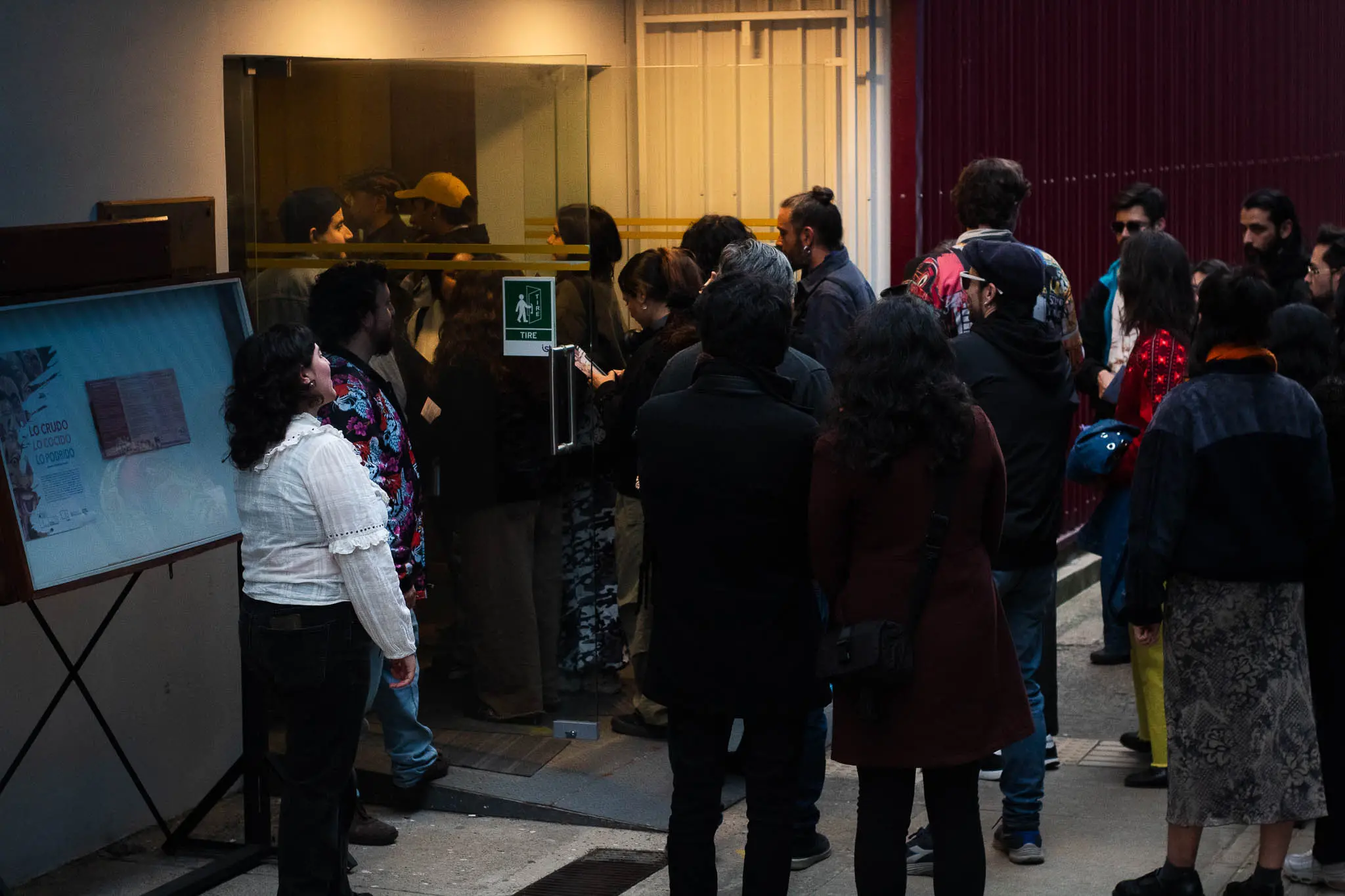 Estreno de "Lo crudo, lo cocido y lo podrido" en la Sala UPLA - Público